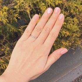 【REALISER MARRIAGE(レアリゼ マリアージュ)】の口コミ シンプルで軽い指輪を探しており、求めているデザインがぴったりだった。付...