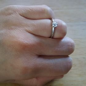 【ティファニー(Tiffany & Co.)の口コミ】 婚約指輪はシンプルだけど永遠に持つことができるデザインと考え、１粒の…