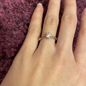 【銀座ダイヤモンドシライシの口コミ】 指輪のデザインがいくつもあり、とても迷ったがその度に定員のお姉さんが…