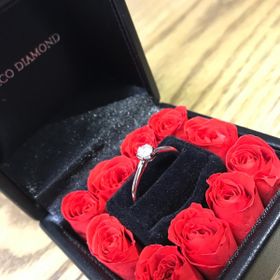 【エクセルコダイヤモンド(EXELCO DIAMOND)の口コミ】 細身、シンプルで主張しすぎないデザインが良い。指輪の名称や形状に意味…