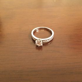 【ティファニー(Tiffany & Co.)の口コミ】 いくつものお店を見に行ったなかで、シンプルな一粒ダイヤの輝きが周りに…