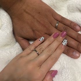 【銀座ダイヤモンドシライシの口コミ】 いろいろなデザインを見せていただいたのですが、v型になっている指輪のデ…