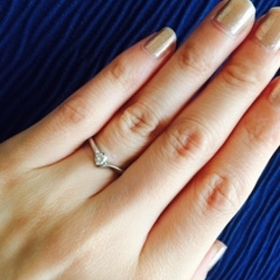 【4℃ BRIDAL(ヨンドシーブライダル)の口コミ】 こちらの指輪は、デザインが曲線がはいっていて、指を細くながくみせる効…