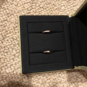 【ヴァン クリーフ＆アーペル(Van Cleef & Arpels)の口コミ】 シンプルなリングを探していました。長くつけられるものがいいので、素材…