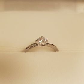 【俄(にわか)の口コミ】 婚約指輪を選ぶ際には有名外資系ブランドを数件見ましたが、どこも似たデ…