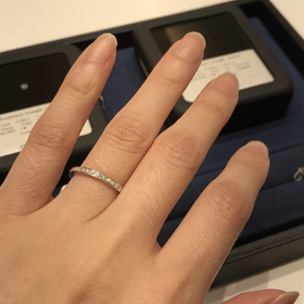 【4℃ BRIDAL(ヨンドシーブライダル)の口コミ】 ずっとエタニティリングを探していました。日常付けなので、凹凸の少ない…