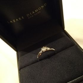 【ラザール ダイヤモンド(LAZARE DIAMOND)の口コミ】 選ぶ基準としては結婚指輪と重ねづけできることが条件でした。手の指は節…