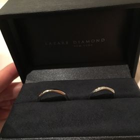 【ラザール ダイヤモンド(LAZARE DIAMOND)の口コミ】 婚約指輪とセットでつけれるデザインから選びました。結婚指輪は毎日つけ…