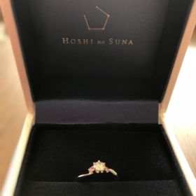 【HOSHI no SUNA 星の砂(ほしのすな)の口コミ】 価格もデザインも似た指輪があり、どれがいいのかとても悩みました。気に…