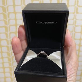 【エクセルコダイヤモンド(EXELCO DIAMOND)の口コミ】 デザインがシンプルで飽きがこないこと、ダイヤモンドの質が良くカットや…