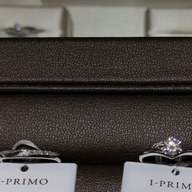 【アイプリモ(I-PRIMO)の口コミ】 指輪のデザインは可愛らしいものからシンプルなものまで多くあり、婚約指…