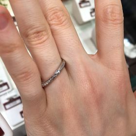 【ROCCA(ロッカ)の口コミ】 細身のウェーブのリングで、中央にライン状にダイヤが並んでいるもので、…
