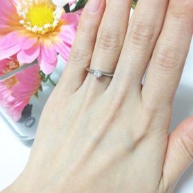 【A DEUX(アドゥー)の口コミ】 小さくても良いのでダイヤがポコッと付いている物が良かったのでこちらに…