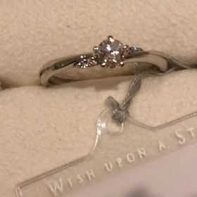 【festaria bijou SOPHIA(フェスタリア ビジュソフィア)の口コミ】 中央のダイヤの左右に小さいダイヤが付いているデザイン。デザインはシン…