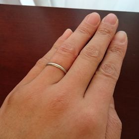 【ティファニー(Tiffany & Co.)の口コミ】 毎日つけるものなので、シンプルで細身のものを希望していました。主人が…