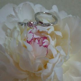 【GALA JEWELRY(ガラジュエリー)の口コミ】 婚約指輪のデザインは少し華やかに見えるサイドにメレダイヤが入っている…