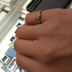 【Something Blue(サムシングブルー)の口コミ】 クラシカルな素敵なデザインのセットリングです。
婚約指輪の方は中央が少…