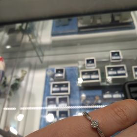 【Something Blue(サムシングブルー)の口コミ】 この婚約指輪のデザインは真ん中のダイヤモンドがエレガントなデザインで…