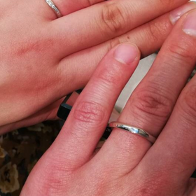 【ROCCA(ロッカ)の口コミ】 シンプルだけど、ペアのデザインの指輪を探していました。
私は細め、主人…