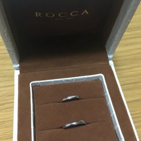【ROCCA(ロッカ)の口コミ】 シンプルなデザインのペアリングを探していました。
似たようなデザインの…