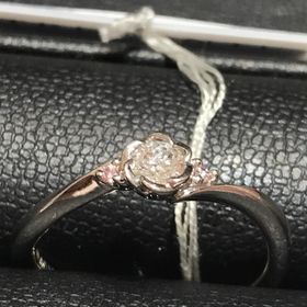 【TRECENTI(トレセンテ)の口コミ】 ダイヤモンドが小さくともフローラルだとダイヤの周りをプラチナで囲って…