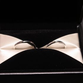 【エクセルコダイヤモンド(EXELCO DIAMOND)の口コミ】 ふたりとも、ウェーブタイプの指輪や、ゴージャスな指輪は好みではなく、…