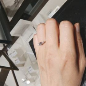 【CHARMY(チャーミー)の口コミ】 細身のデザインが上品でフェミニンな印象があったこと、さらにはセンター…