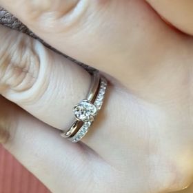 【GALA JEWELRY(ガラジュエリー)の口コミ】 婚約指輪と結婚指輪を重ね付けしたかったので、あまりゴツくないものを探…