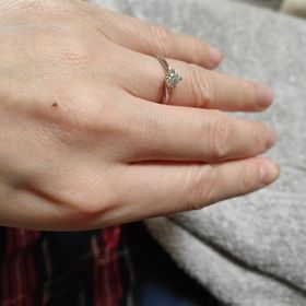 【銀座ダイヤモンドシライシの口コミ】 普段使いの出来る形、大きさの婚約指輪であったことや、よくある形の婚約…