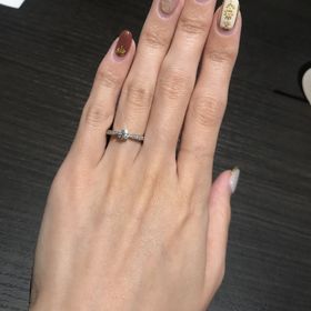 【ラザール ダイヤモンド(LAZARE DIAMOND)の口コミ】 ダイヤがいくつか付いているものかつ、婚約指輪の王道っぽいデザインのも…