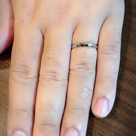 【ラザール ダイヤモンド(LAZARE DIAMOND)の口コミ】 この指輪はハウストンというデザインのものです
あまりデザイン性のあるも…