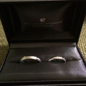【ラザール ダイヤモンド(LAZARE DIAMOND)の口コミ】 人とは違った指輪がほしいね、と話し合いラザールダイアモンドさんへ。
は…