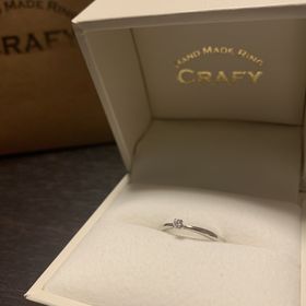 【CRAFY(クラフィ)の口コミ】 婚約指輪はいらないと言われていたので価格を抑えて選びました。素材はプ…