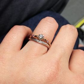 【Something Blue(サムシングブルー)の口コミ】 手を動かした時に、キラキラしたダイヤがどこからも見えるところがとても…