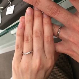 【ラザール ダイヤモンド(LAZARE DIAMOND)の口コミ】 緩やかなウェーブか特徴の指輪です。指との馴染みがよいデザインで優しげ…