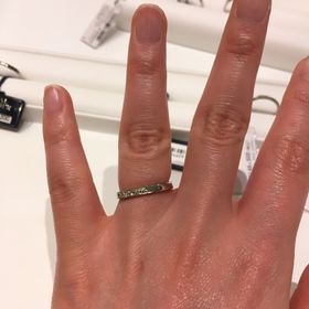 【ROYAL ASSCHER(ロイヤル・アッシャー)の口コミ】 ロイヤル・アッシャーの、プラチナのマリッジリングです。ダイヤが斜めに…