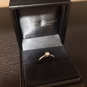 【ラザール ダイヤモンド(LAZARE DIAMOND)の口コミ】 個人的にダイヤ付けてますという目立った指輪は好みでないため、シンプル…