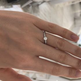 【festaria bijou SOPHIA(フェスタリア ビジュソフィア)の口コミ】 センターの大きなダイヤの他にサイドに小さいダイヤがたくさん付いており…