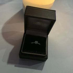 【アイプリモ(I-PRIMO)の口コミ】 シンプルな一粒ダイヤの指輪にしようと思い、この指輪を購入しました。リ…