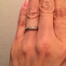 【ROYAL ASSCHER(ロイヤル・アッシャー)の口コミ】 ダイヤ入りのものを検討していて、一粒のものか迷いましたが、シンプルな…