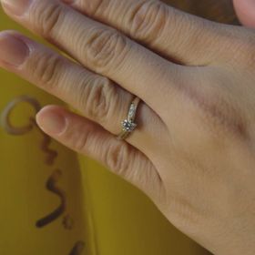 【ケイウノ ブライダル(K.UNO BRIDAL)の口コミ】 ブルーのダイヤモンドの輝きが非常に綺麗だと思います。ウェーブの入った…