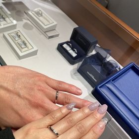 【銀座ダイヤモンドシライシの口コミ】 シンプルながらも存在感がある。ダイヤの大きさと水平から見た時もダイヤ…