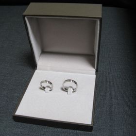 【グッチ(GUCCI)の口コミ】 形はとってもシンプルなデザインです。凸凹したデザインなので、少しゴツ…