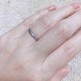 【ROYAL ASSCHER(ロイヤル・アッシャー)の口コミ】 緩やかなVラインのカーブが柔らかい印象のプラチナリングです。婚約指輪と…