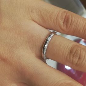 【TRECENTI(トレセンテ)の口コミ】 メレダイヤがたくさん付いているストレートなラインが非常に綺麗で上品な…