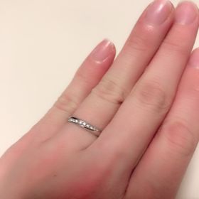 【ラザール ダイヤモンド(LAZARE DIAMOND)の口コミ】 デザインは女性用のものに石が斜めのラインで乗っているものがよく、その…