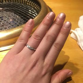 【ラザール ダイヤモンド(LAZARE DIAMOND)の口コミ】 婚約指輪と重ね付けしたときに違和感のないデザインを選びました。女性の…