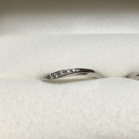 【青い鳥の口コミ】 少しカーブしていて、小粒の宝石が並んでいるのが可愛く、一目惚れで購入…