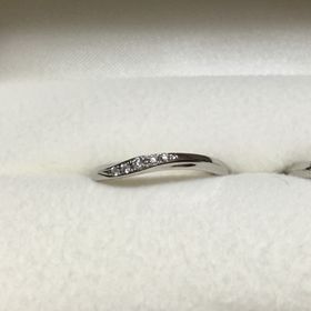 【青い鳥】の口コミ 少しカーブしていて、小粒の宝石が並んでいるのが可愛く、一目惚れで購入し...