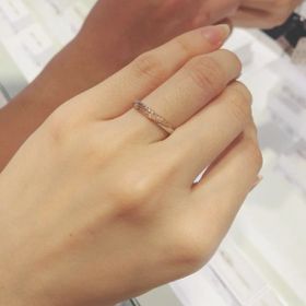 【4℃ BRIDAL(ヨンドシーブライダル)の口コミ】 プラチナの質感が上品ですし、感触は滑らかなのでつけ心地が良いです。こ…